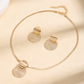 Set med halsband och örhängen i modern chic-stil