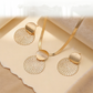 Set med halsband och örhängen i modern chic-stil