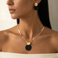 Set med halsband och örhängen i modern chic-stil