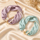 Apportez une touche d’élégance intemporelle à votre tenue ! Collier foulard à perles