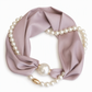 Apportez une touche d’élégance intemporelle à votre tenue ! Collier foulard à perles